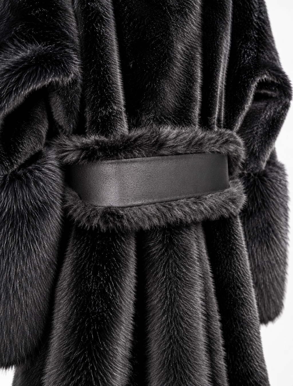 Cappotto lungo in eco-pelliccia con cintura