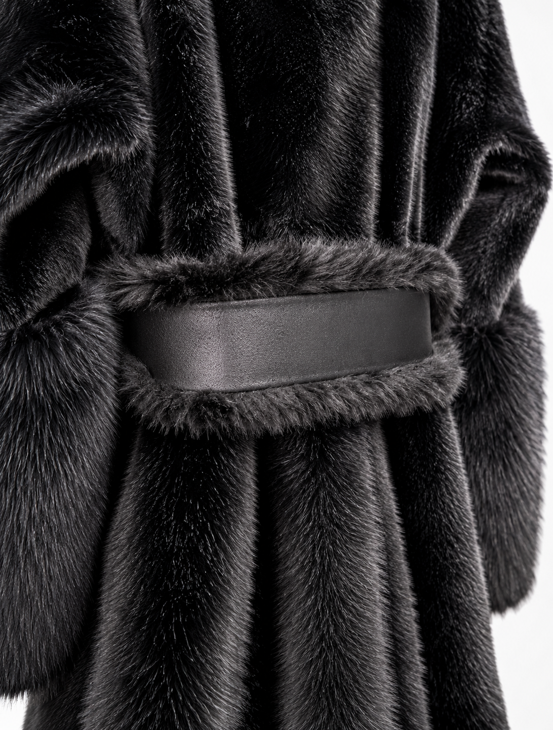 Cappotto lungo in eco-pelliccia con cintura